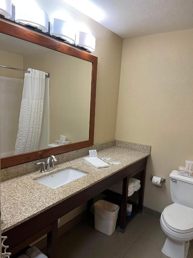 Quality Inn & Suites Bradford Exterior foto